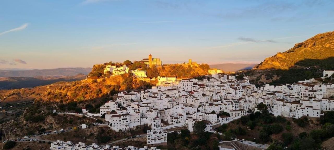 Stylish 3 Bed House 2 Bathrooms, With Patio, Roof Terrace And Communal Pool 5 Minutes Away From The Beautiful Spanish White Village Of Casares Pueblo And Only 20 Mins From The Sea Extérieur photo