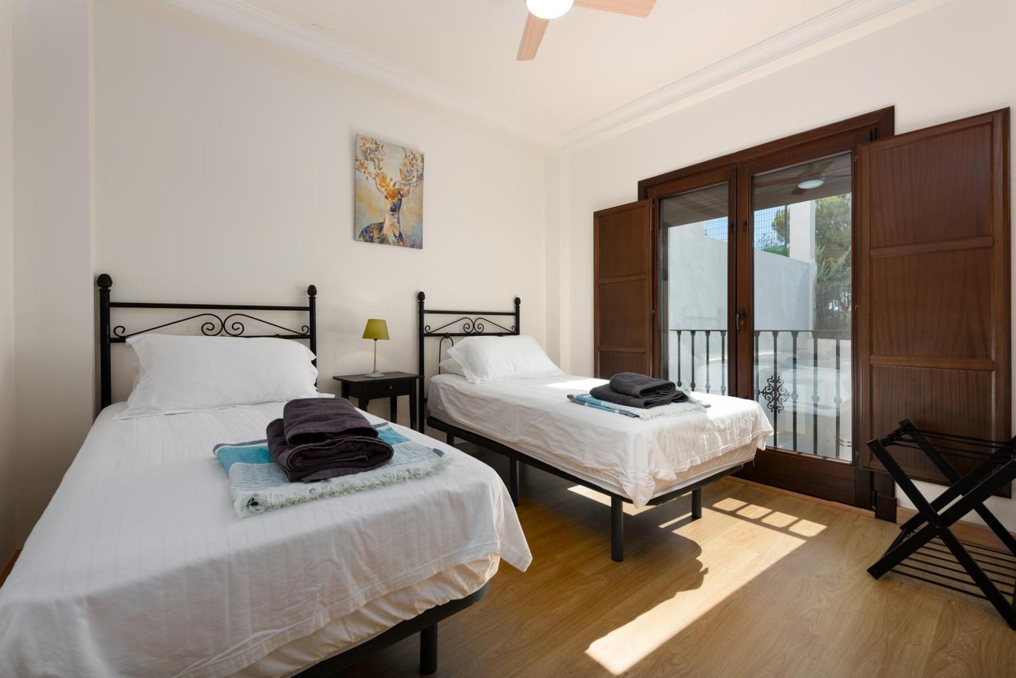 Stylish 3 Bed House 2 Bathrooms, With Patio, Roof Terrace And Communal Pool 5 Minutes Away From The Beautiful Spanish White Village Of Casares Pueblo And Only 20 Mins From The Sea Extérieur photo