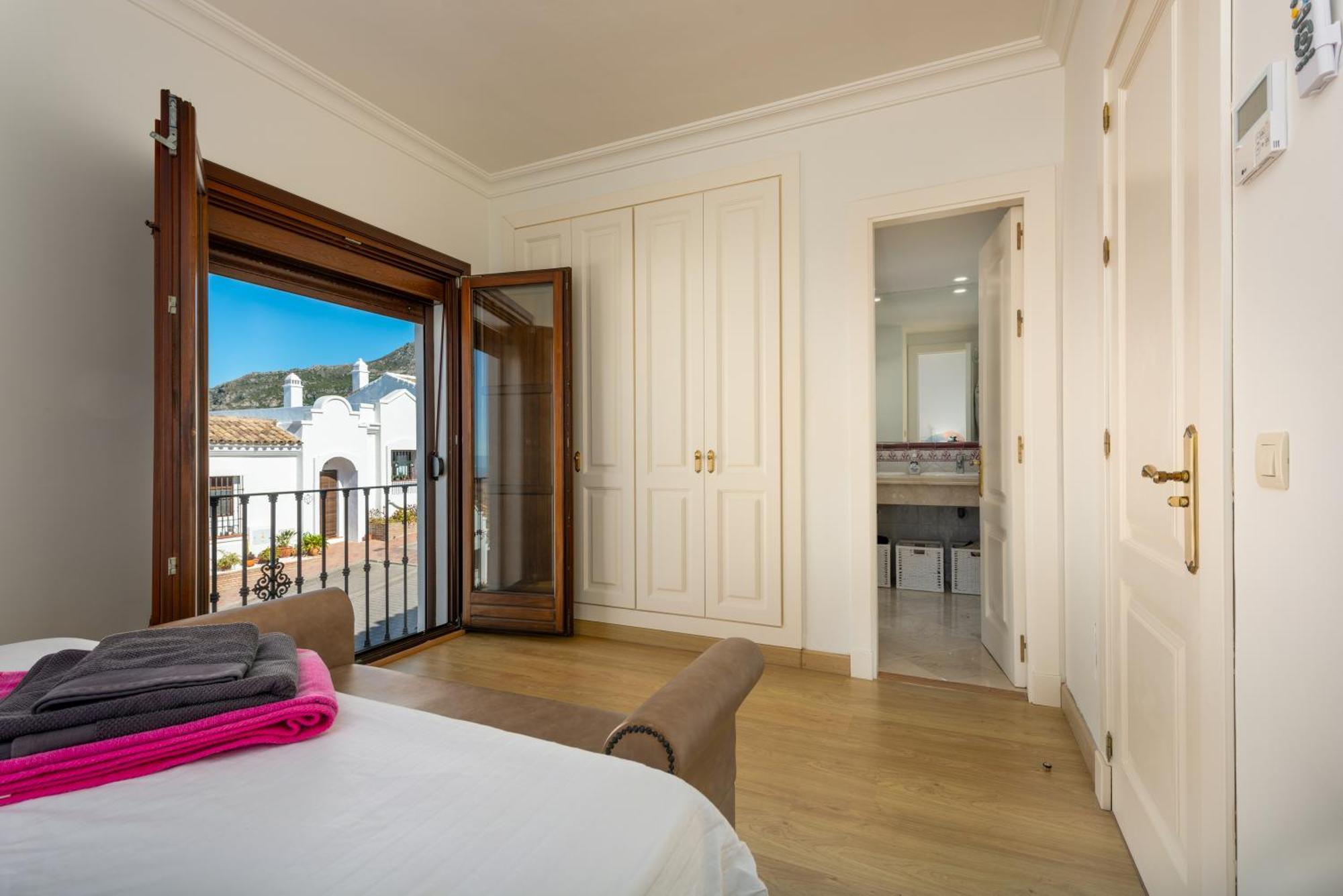 Stylish 3 Bed House 2 Bathrooms, With Patio, Roof Terrace And Communal Pool 5 Minutes Away From The Beautiful Spanish White Village Of Casares Pueblo And Only 20 Mins From The Sea Extérieur photo