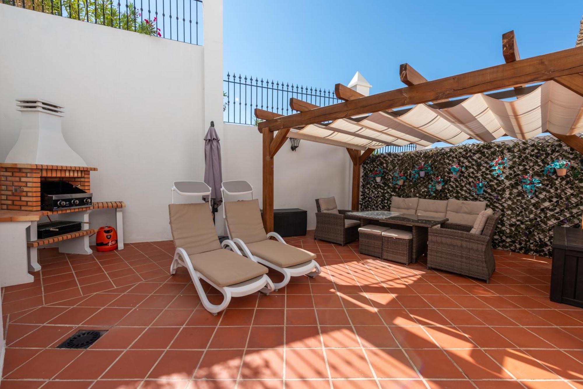 Stylish 3 Bed House 2 Bathrooms, With Patio, Roof Terrace And Communal Pool 5 Minutes Away From The Beautiful Spanish White Village Of Casares Pueblo And Only 20 Mins From The Sea Extérieur photo