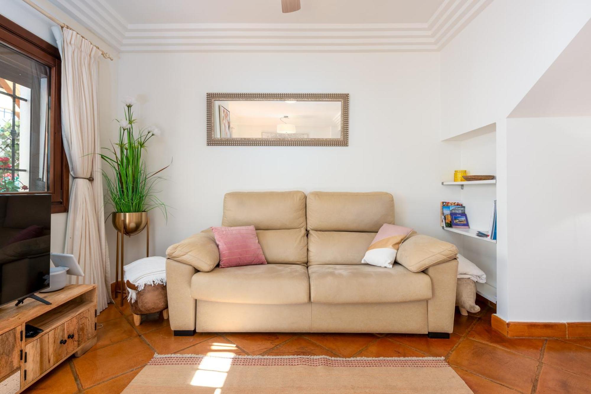Stylish 3 Bed House 2 Bathrooms, With Patio, Roof Terrace And Communal Pool 5 Minutes Away From The Beautiful Spanish White Village Of Casares Pueblo And Only 20 Mins From The Sea Extérieur photo
